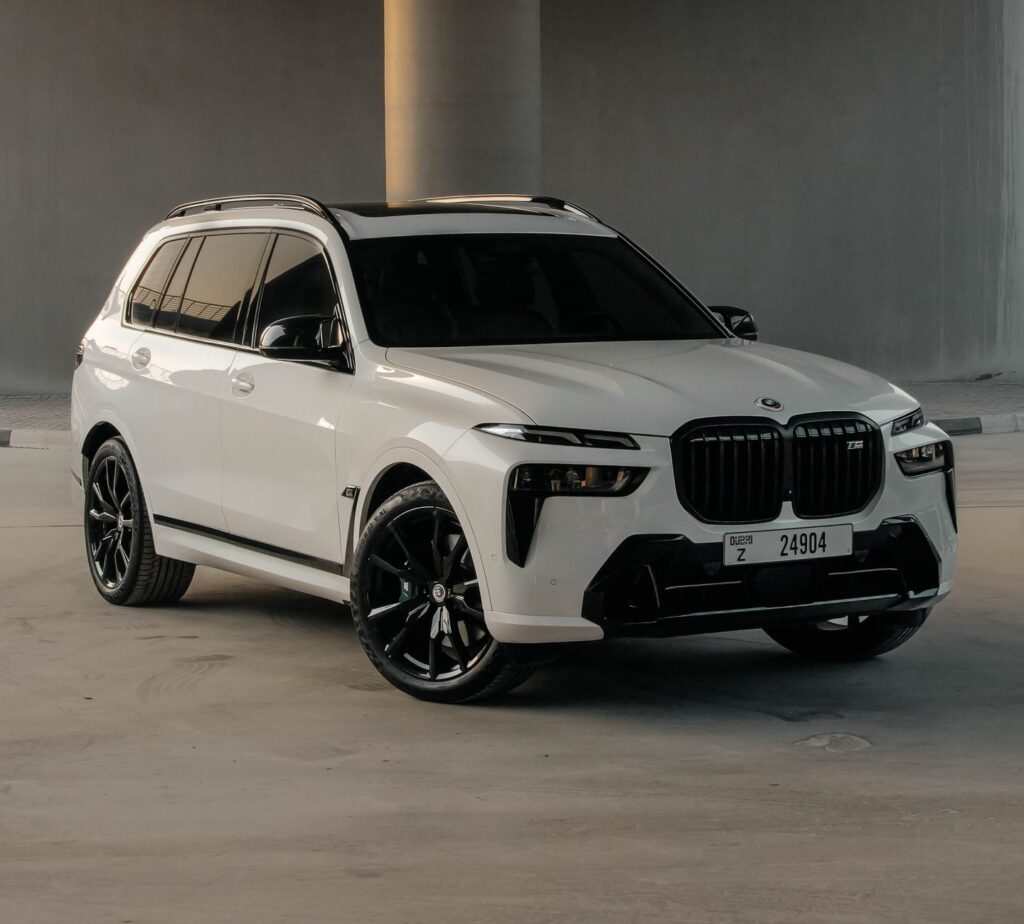 Noleggia la BMW X7 a Dubai