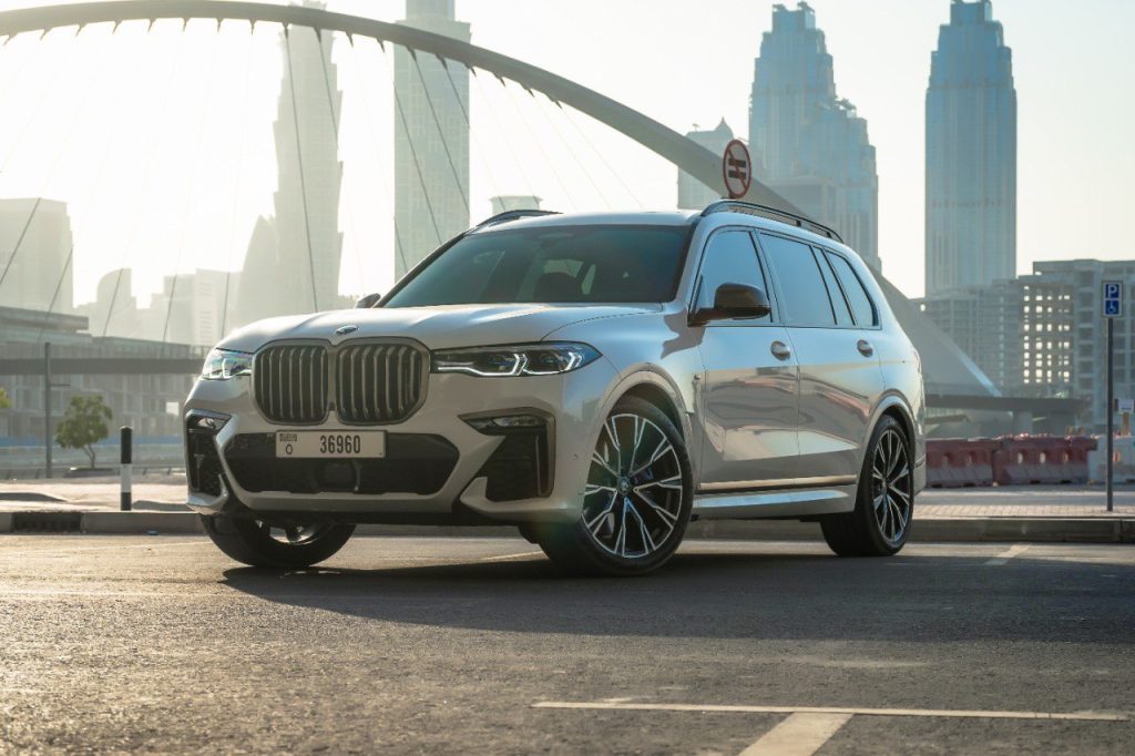 Noleggia la BMW X7 a Dubai