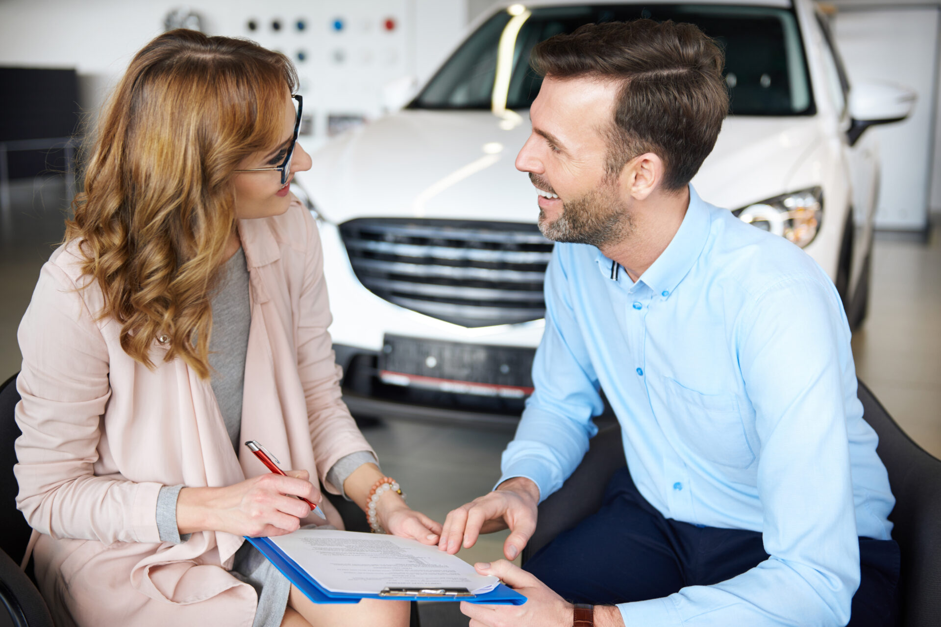 Яркое изображение, на котором разные люди обсуждают страхование проката автомобилей в Дубае, что символизирует принятие обоснованных решений и взаимодействие с клиентами.